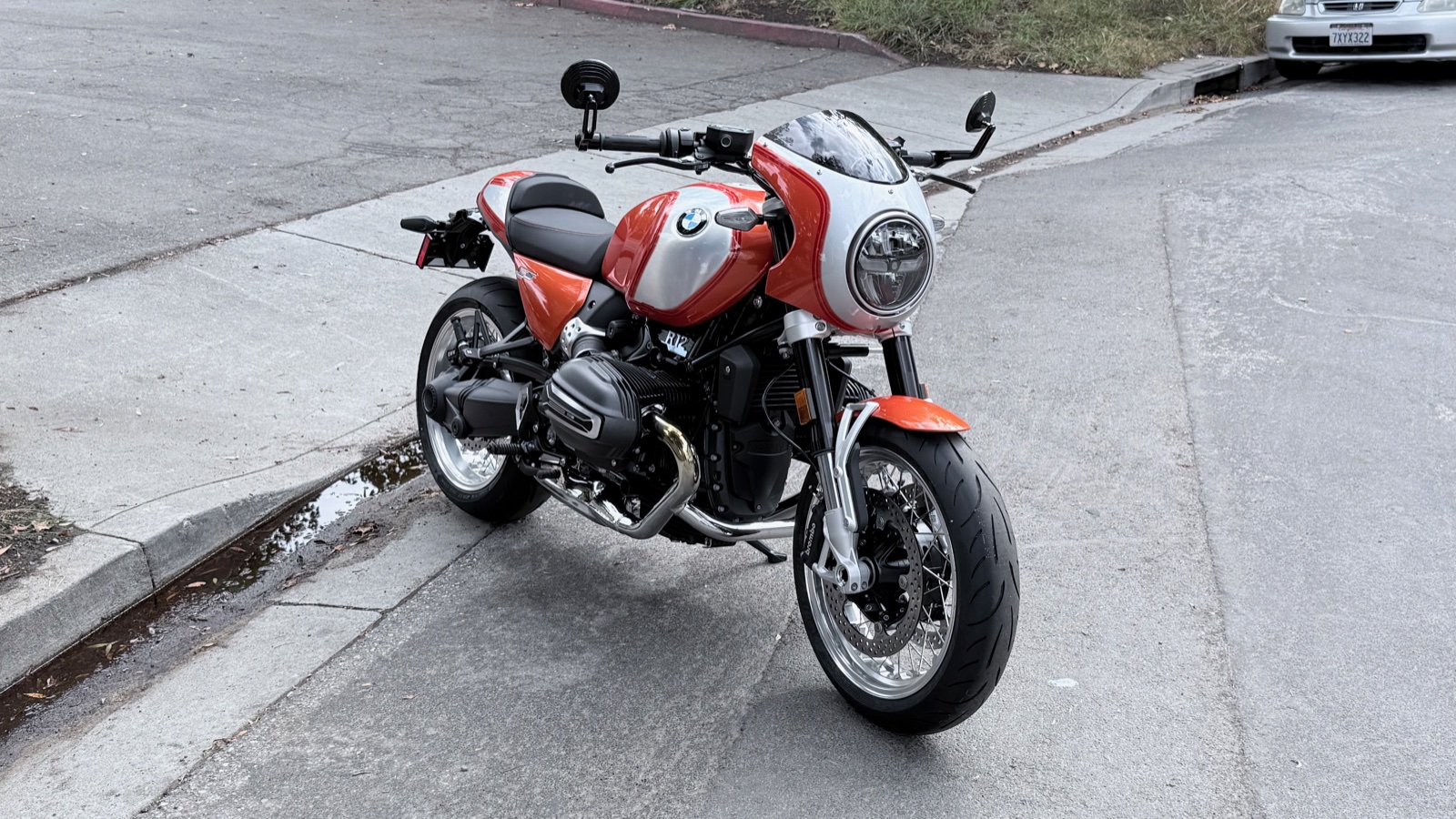 Street 3/4 front-right view of R 12 S with solo cowl